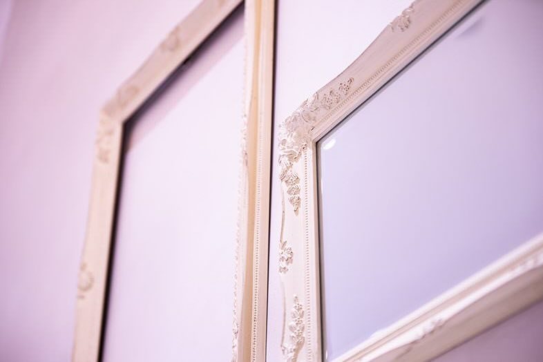 GOBLIN.恵比寿HALL店｜寄りの撮影でも背景に深みと表情を与えるさりげないテクスチャ