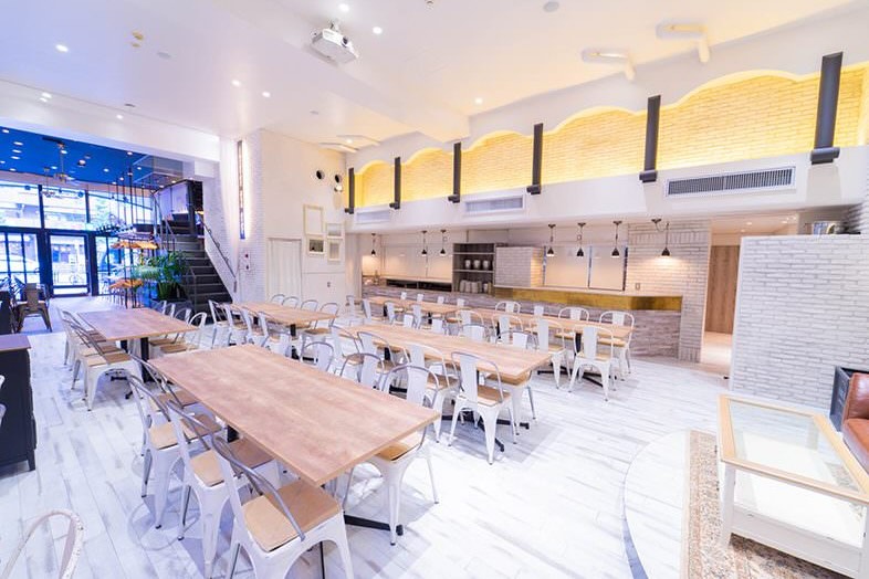 GOBLIN.恵比寿HALL店｜白いレンガ壁とホワイトウッドの床が特徴のモダンな空間はどんなシーンも映える