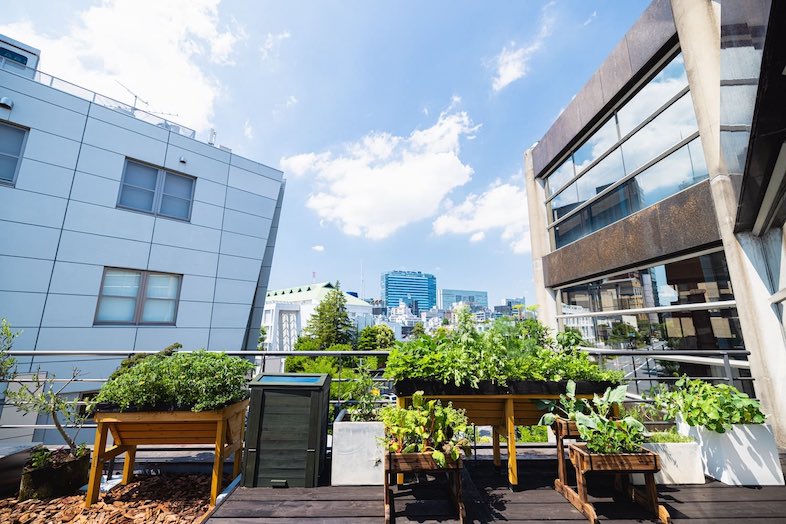 周辺のビルや街並みを背景に撮影可能