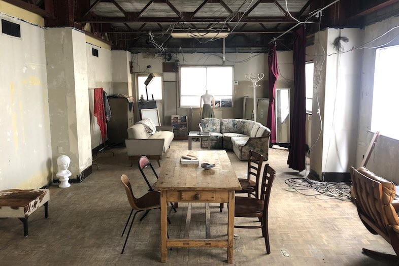 rope｜【2F】コンクリ剥き出しの壁面や垂れた配線など独特な空間