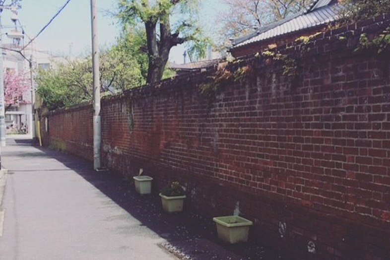 rope｜【2F】徒歩3分にあるレンガ壁の道