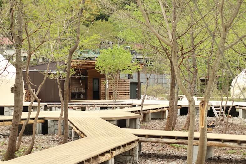 DOAI VILLAGE -キャンプエリア-｜何軒も連なった白いインスタントハウス
