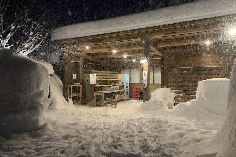 DOAI VILLAGE -キャンプエリア-｜雪の積もった小屋