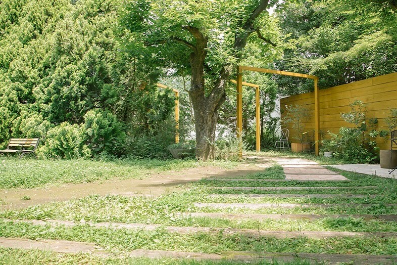 【ガーデン】常緑樹と天然芝などのある優雅な庭園風景の撮影が可能