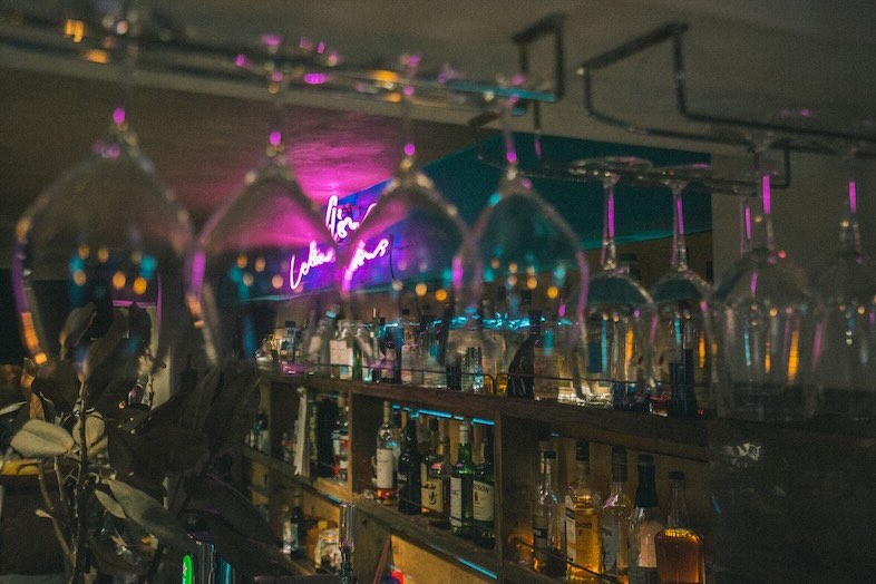 GOBLIN.池尻大橋BAR店｜夜のカウンターシーンにうってつけのカウンター