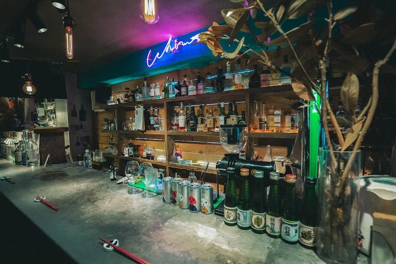 GOBLIN.池尻大橋BAR店｜バーカウンター内はお酒のボトルが揃いネオンが映えるスペース