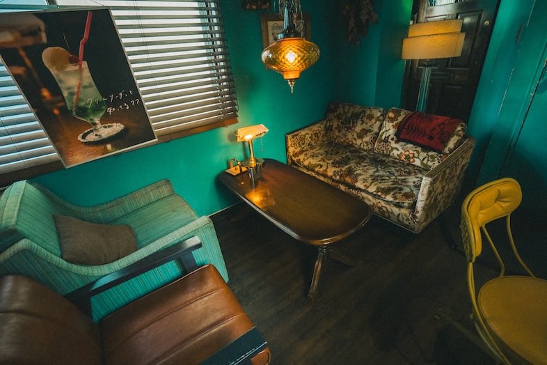 GOBLIN.池尻大橋BAR店｜壁面のターコイズブルーが印象的で対談やインタビューにおすすめ