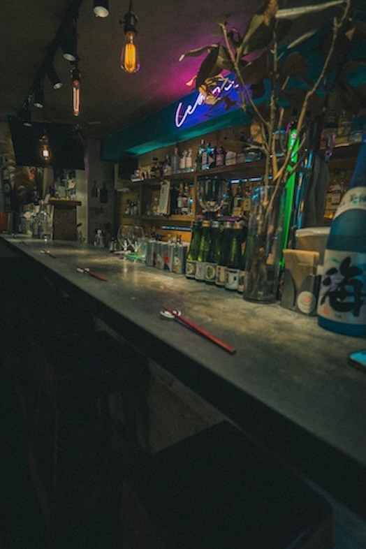 GOBLIN.池尻大橋BAR店｜ニュアンスのあるデザインがなされたカウンターは綺麗めのバーとして