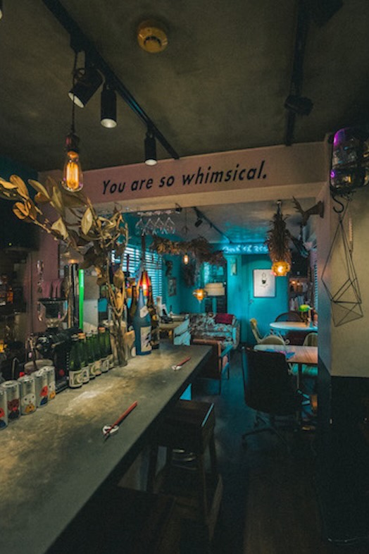 GOBLIN.池尻大橋BAR店｜カウンターから座席へ歩いて行くシーンなど動線が確保できる空間