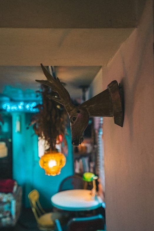 GOBLIN.池尻大橋BAR店｜鹿をモチーフとしたインテリアはインパクトがあり一瞬で目を惹く