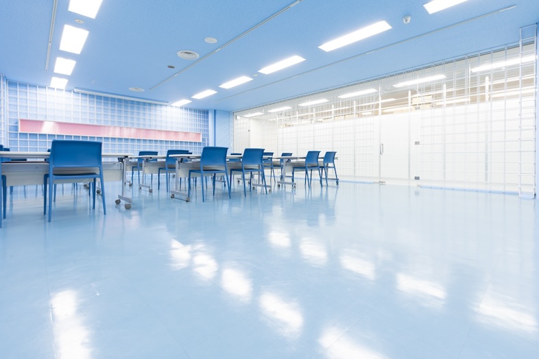 Warehouse Market Tokyo「ReBar」｜青を基調とした広々スペース