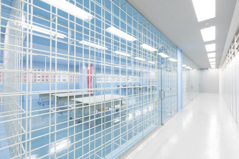 Warehouse Market Tokyo「ReBar」｜格子の区切りなので開放的な空間を演出できます