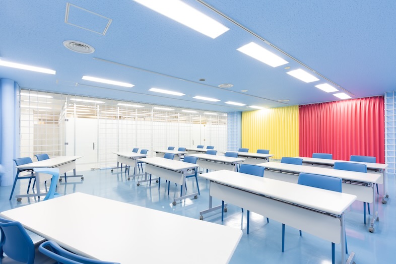 Warehouse Market Tokyo「ReBar」｜黄色とピンクのカーテンが空間の差し色に