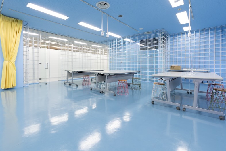 Warehouse Market Tokyo「ReBar」｜水色を基調としたポップな空間は、MV撮影に最適