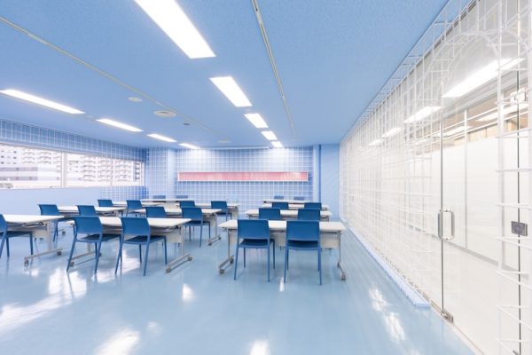 天井の蛍光灯が空間全体を明るく照らします