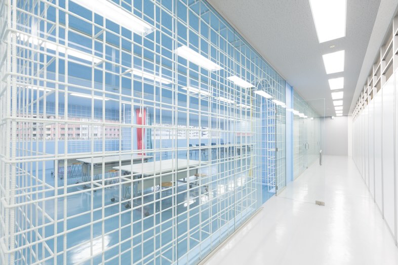 Warehouse Market Tokyo「ReBar」｜シンプルながらに色でポップさを演出した空間