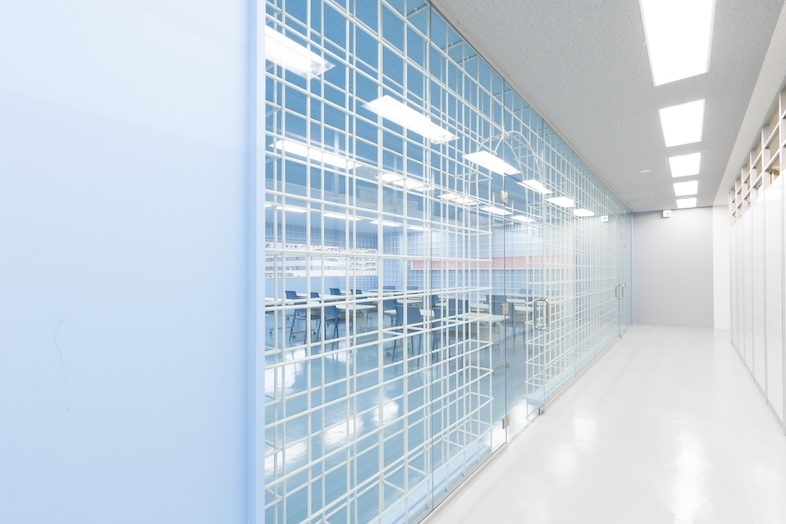 Warehouse Market Tokyo「ReBar」｜外側から中の様子を撮影可能