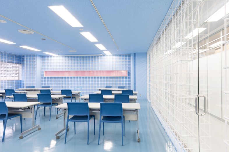 Warehouse Market Tokyo「ReBar」｜タイル・ブロック風の壁がポップさを演出