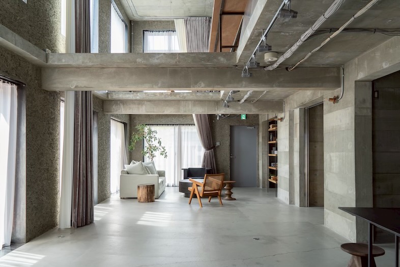 Blend Studio｜天井が高く取れ窓に囲まれているため、コンクリート造りでも開放的