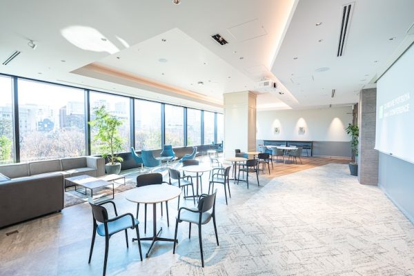 【STUDIO &LOUNGE】窓から自然光が差し込む開放的な空間