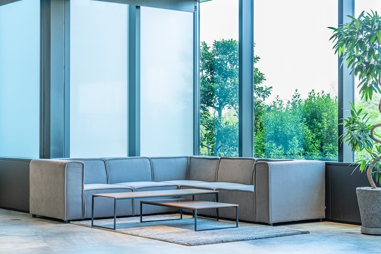 INFIELD / コモレ四谷タワーコンファレンス｜【STUDIO &LOUNGE】コーナーのソファブース