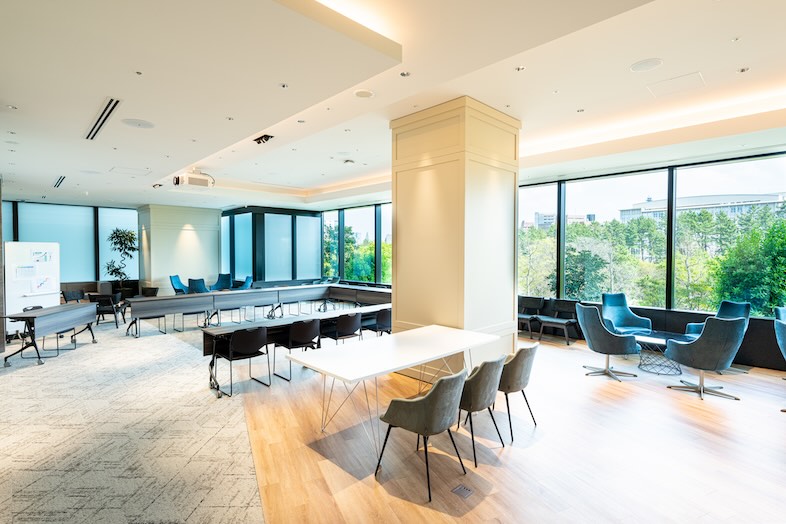 INFIELD / コモレ四谷タワーコンファレンス｜【STUDIO &LOUNGE】白を基調とした清潔感あふれる空間