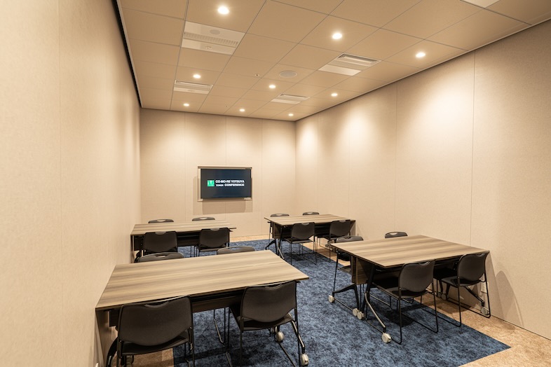 INFIELD / コモレ四谷タワーコンファレンス｜【Room B】ドアを閉めれば同時録音や生配信も安心して利用可能