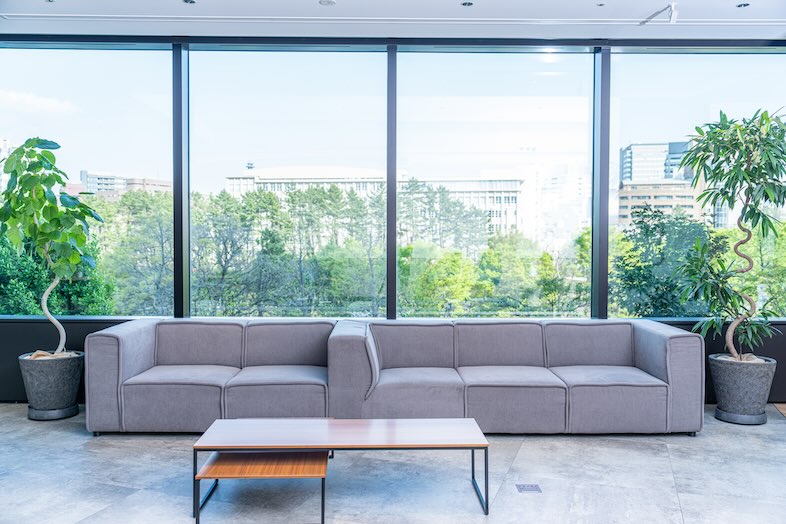 INFIELD / コモレ四谷タワーコンファレンス｜【STUDIO &LOUNGE】ソファの配置も調整可能