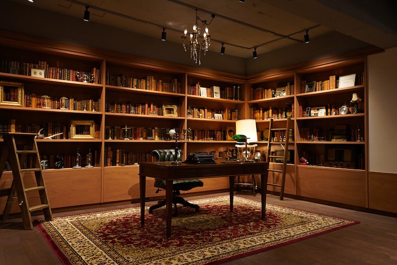 【書斎/本棚エリア】重厚な木製の本棚に、100年以上前のアンティーク洋書を1500冊以上ディスプレイ