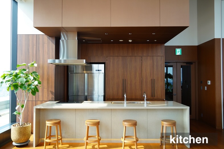 【kitchen】広々としたカウンターキッチンとスツールは、料理番組などの撮影に最適
