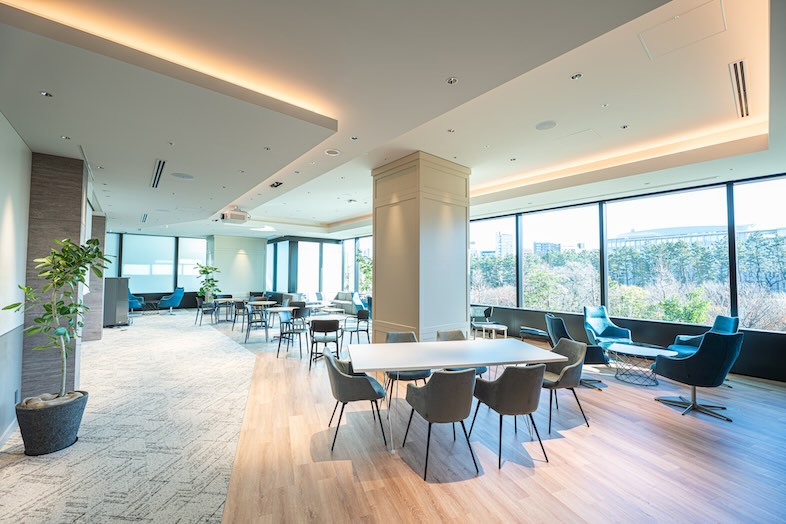 INFIELD / コモレ四谷タワーコンファレンス｜【STUDIO &LOUNGE】二面採光のつくりで自然光が豊富に差し込みます