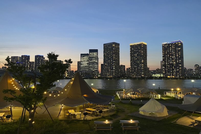 眼前の東京湾、そして都会のビル群の夜景も一緒に撮れる