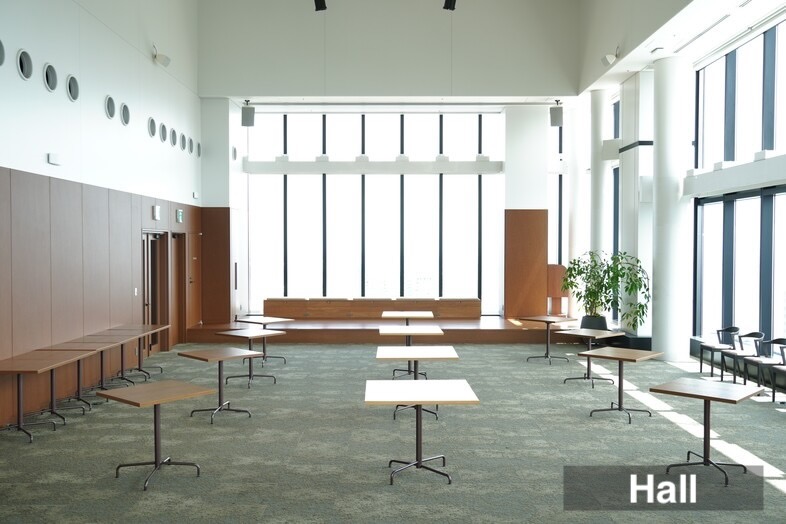 【Hall】机や椅子の配置次第で、様々なシーンの撮影が可能