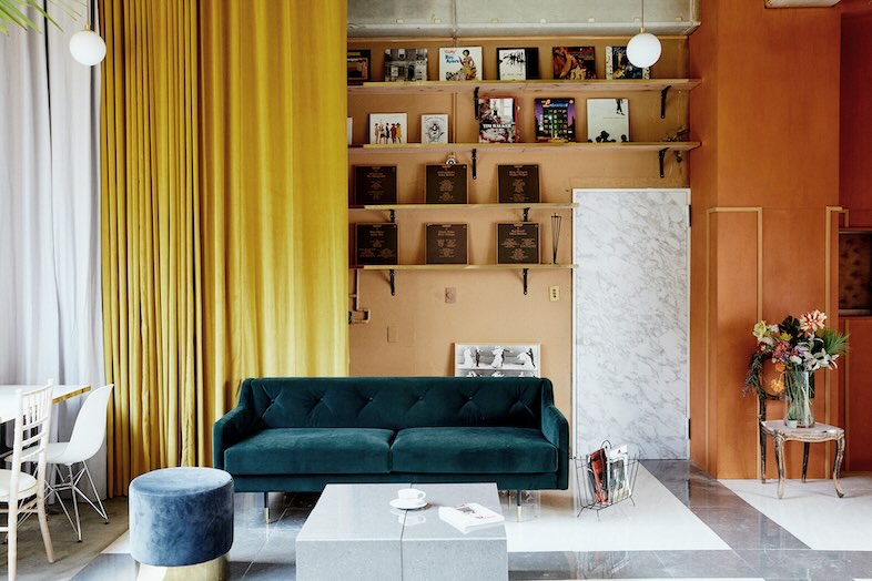 UC｜【1F】布や本棚を背景として撮影可能