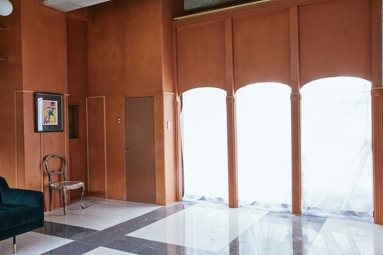 UC｜【1F】大理石の床・アーチ壁