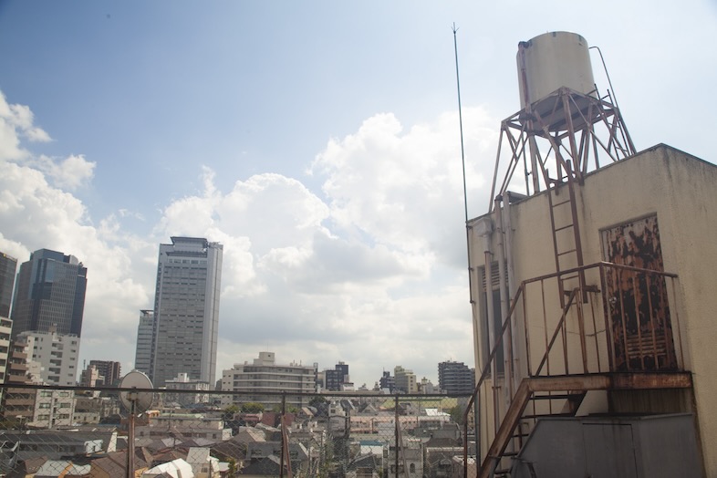 UC｜【屋上】周辺のビルや空を背景に撮影可