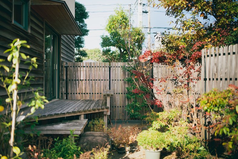 【屋外】ウッドデッキと植樹を背景に別荘シーンなどの避暑地風の撮影ができる