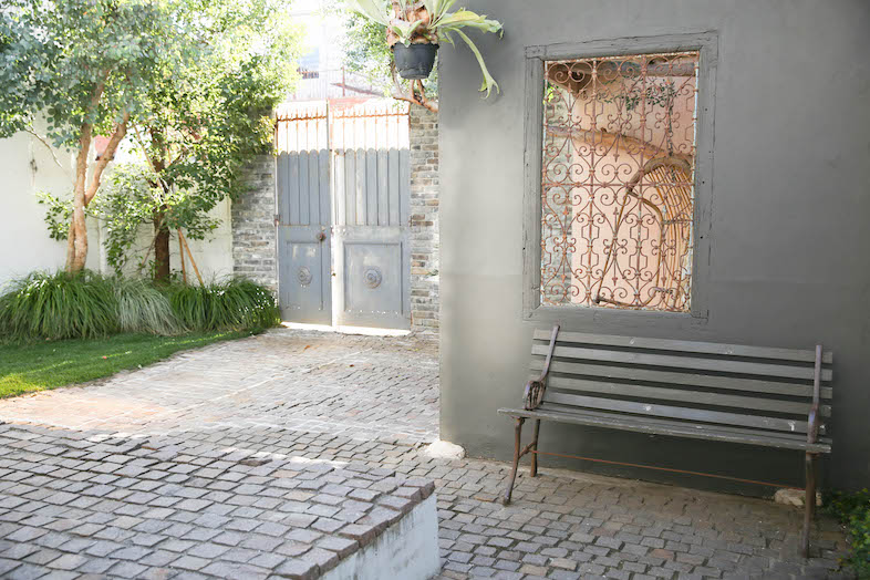 studio Douz目黒碑文谷｜アイアンゲートと石畳の中庭