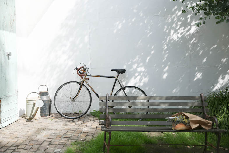 studio Douz目黒碑文谷｜柔らかな木漏れ日が差し込むガーデンエリアは、スチール・ムービー問わず撮影可能