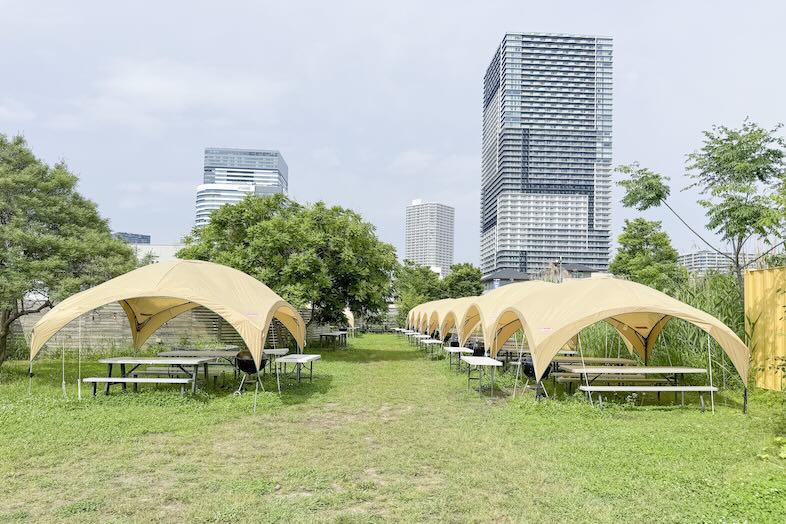 黄色のテントと大空が広がる開放的なエリア