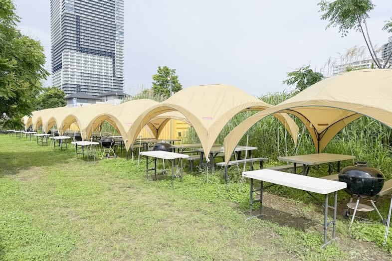 黄色のテントが並ぶBBQエリア
