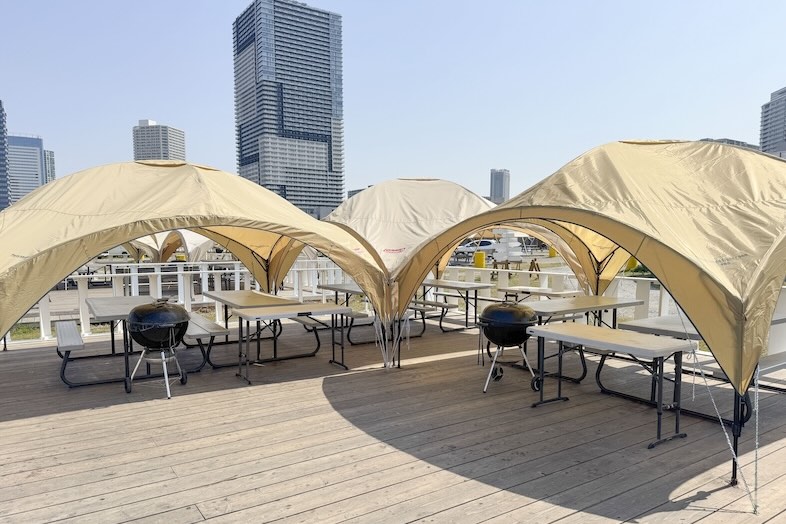 【SEA SIDE AREA】黄色いテントが目印のテラスでガーデンパーティー風の撮影も
