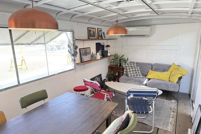 西海岸風の部屋でソファくつろぎシーンを