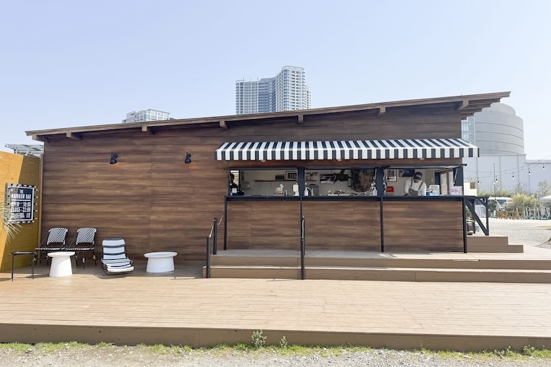 【VILLAGE AREA】ウッドデッキとビーチベッドでリゾート感も演出可