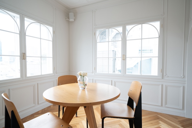 【Aoyama loft apartment】窓辺にテーブルセットを配置すれば団らん風景や優雅なティータイムシーンを撮影できる
