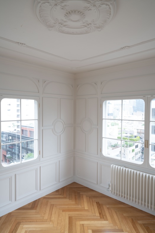 【Aoyama loft apartment】二面採光の明るい空間で自然光撮影ができる