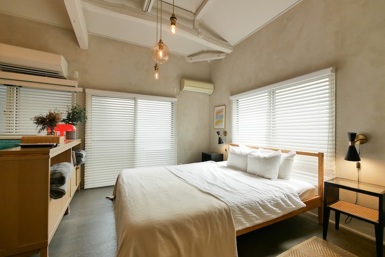 846apartment / 2F｜二面の窓から自然光が豊富に差し込むベッドスペース