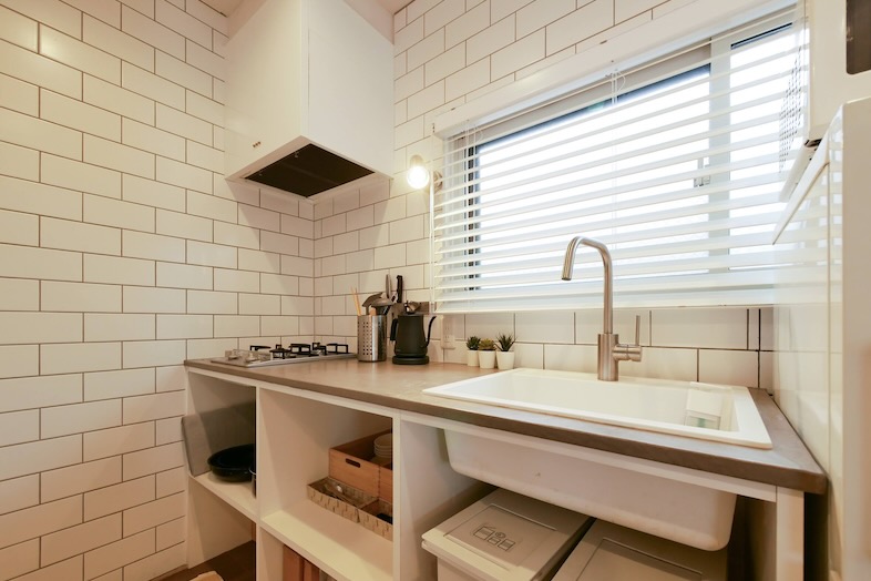 846apartment / 2F｜タイル壁のキッチン