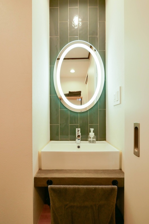 846apartment / 2F｜グリーンのタイル壁が印象的な洗面台