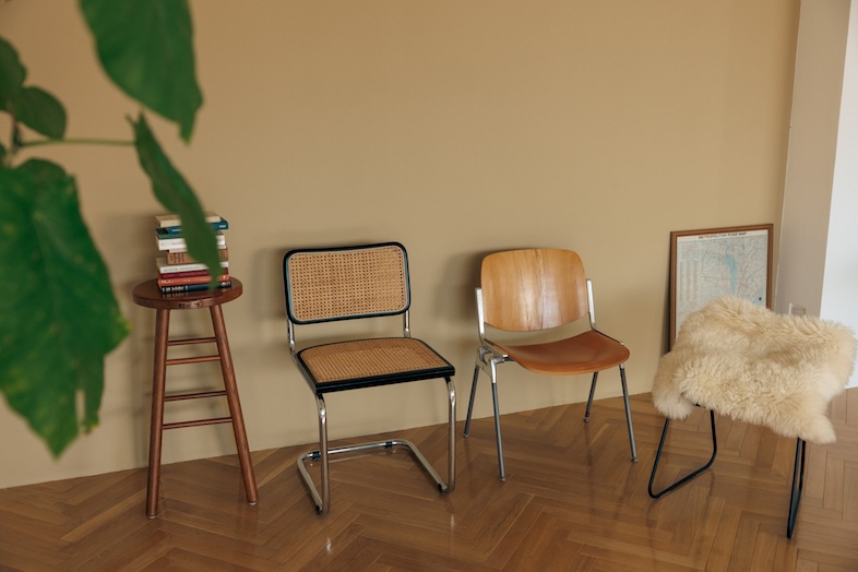 STUDIO RAWR｜種類豊富なチェア・ベージュの壁